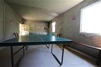 La table de pingpong dans la salle de jeux A. BLANCHET