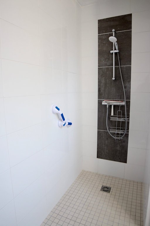 Au gîte des Morvans douche italienne adaptée aux personnes à mobilité réduite M-C ARTIER